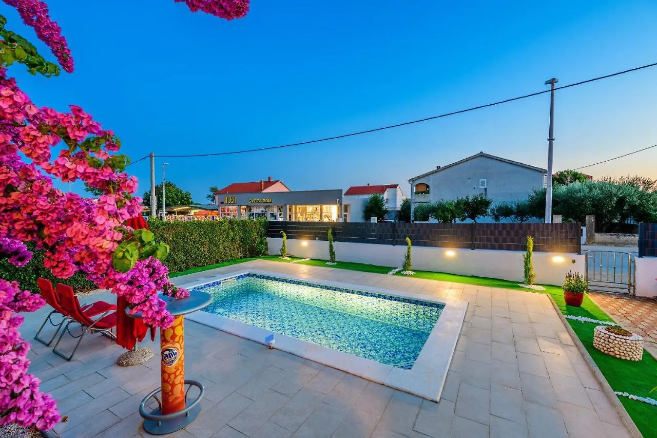 Holiday Home Sokolar Privlaka  Kroatien